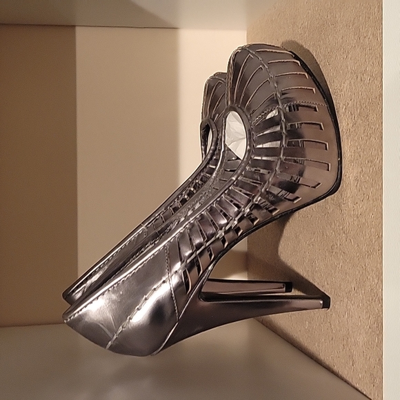 BCBG Pumps - Picture 2 of 6